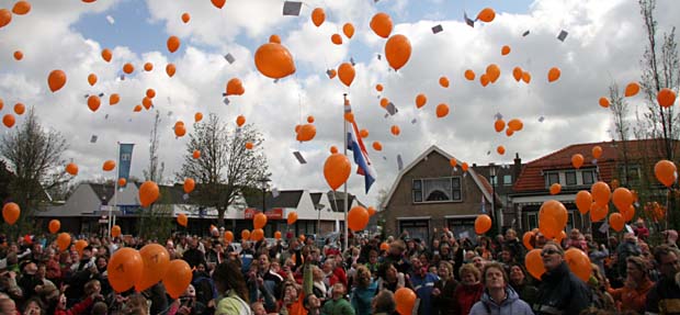 Schipluiden: Oranje ballonnen boven!